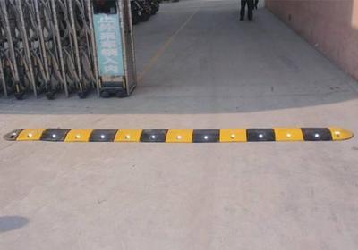 看著難受又傷車,為什么到處都是減速帶?